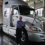El CEO de Navistar a lado de su camión eléctrico