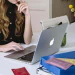 Estudiante con computadora