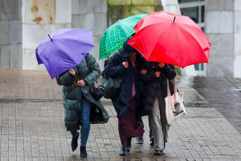 Personas bajo la lluvia