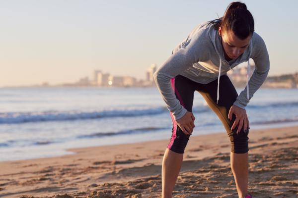 Mujer deportista en la playa