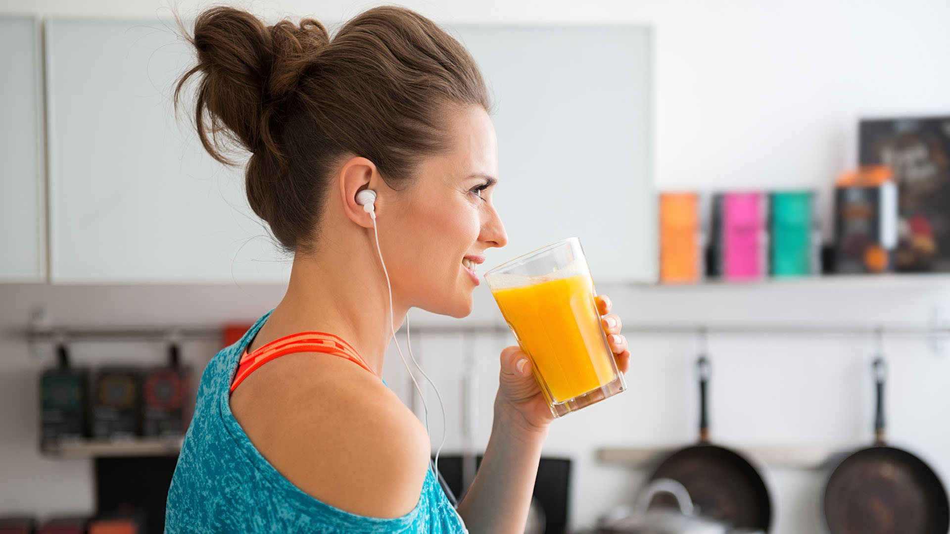 Mujer tomando jugo