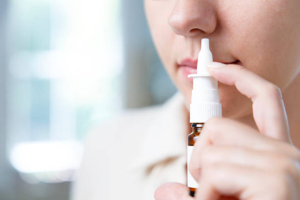 Mujer usando descongestionante nasal