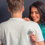 Mujer abraza a su pareja