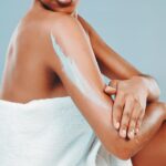 Mujer hace su rutina corporal