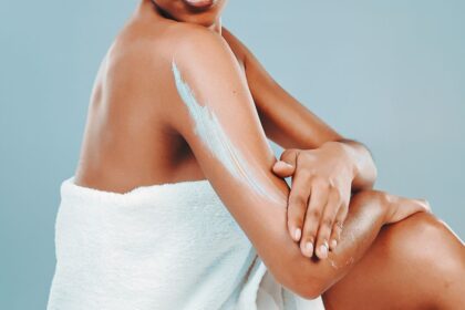 Mujer hace su rutina corporal