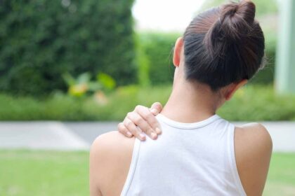 Mujer con dolor muscular