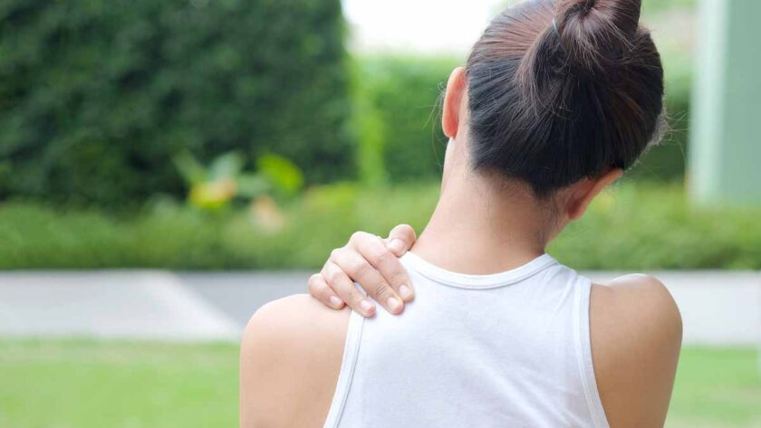 Mujer con dolor muscular