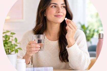 Mujer con pastillas en mano