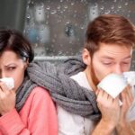 Mujer y hombre con gripa