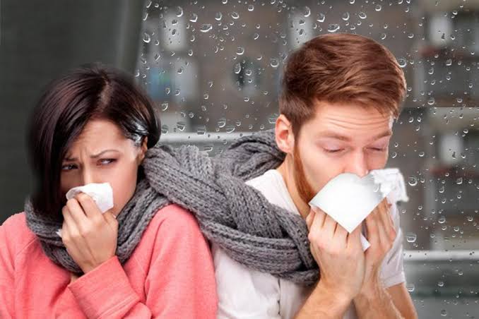 Mujer y hombre con gripa